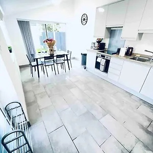 2 Bedroom Modern House In Centre Holiday home